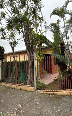 Casa à venda com 238m², 3 quartos e 3 vagas Casa à venda com 238m², 3 quartos e 3 vagasFachada