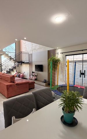 Casa de condomínio à venda com 259m², 4 quartos e 4 vagasSala