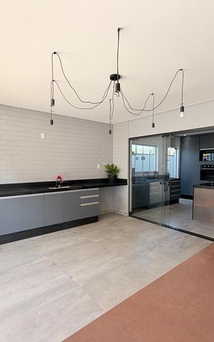 Casa de condomínio à venda com 259m², 4 quartos e 4 vagasQuintal com piscina e área gourmet
