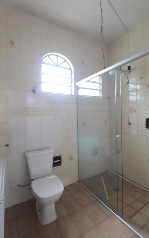 Casa para alugar com 90m², 2 quartos e 2 vagasBanheiro Social