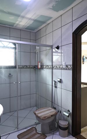 Casa à venda com 225m², 3 quartos e 5 vagas Casa à venda com 225m², 3 quartos e 5 vagasBanheiro da Suíte 1
