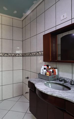 Casa à venda com 225m², 3 quartos e 5 vagas Casa à venda com 225m², 3 quartos e 5 vagasBanheiro da Suíte 1