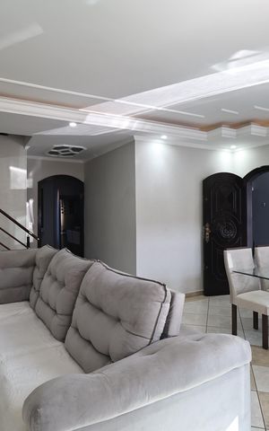 Casa à venda com 225m², 3 quartos e 5 vagas Casa à venda com 225m², 3 quartos e 5 vagasSala