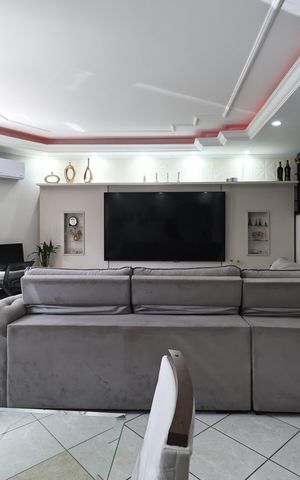 Casa à venda com 225m², 3 quartos e 5 vagas Casa à venda com 225m², 3 quartos e 5 vagasSala