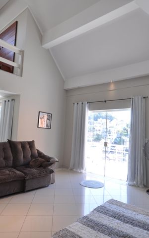 Casa à venda com 590m², 4 quartos e 3 vagasSala