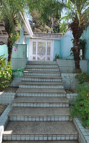 Casa à venda com 590m², 4 quartos e 3 vagasEscada de acesso