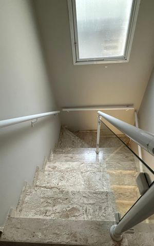 Casa à venda com 289m², 5 quartos e 3 vagas Casa à venda com 289m², 5 quartos e 3 vagasEscada
