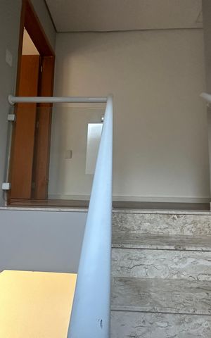 Casa à venda com 289m², 5 quartos e 3 vagas Casa à venda com 289m², 5 quartos e 3 vagasEscada