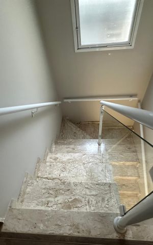 Casa para alugar com 150m², 4 quartos e 3 vagasEscada