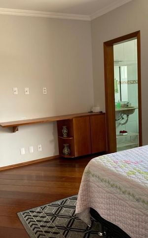 Casa à venda com 420m², 4 quartos e 5 vagas Casa à venda com 420m², 4 quartos e 5 vagasQuarto