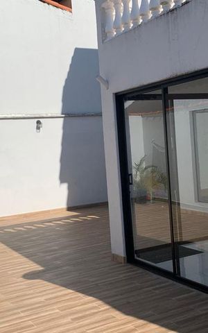 Casa à venda com 420m², 4 quartos e 5 vagas Casa à venda com 420m², 4 quartos e 5 vagasÁrea Externa