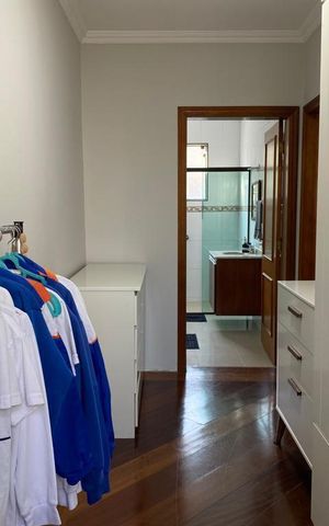 Casa à venda com 420m², 4 quartos e 5 vagas Casa à venda com 420m², 4 quartos e 5 vagasQuarto
