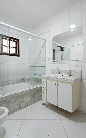 Casa para alugar com 300m², 4 quartos e 4 vagasSuíte