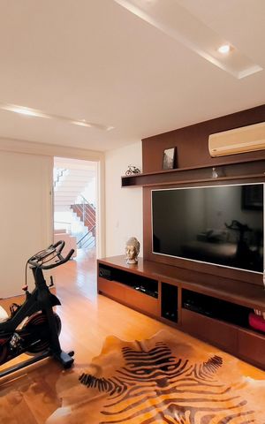 Casa de condomínio à venda com 634m², 6 quartos e 8 vagas Casa de condomínio à venda com 634m², 6 quartos e 8 vagasSala de TV