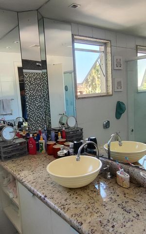 Casa de condomínio à venda com 230m², 3 quartos e 3 vagasBanheiro