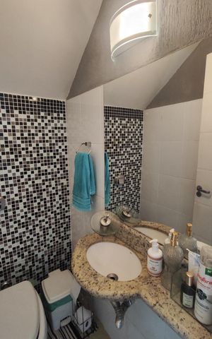 Casa de condomínio à venda com 230m², 3 quartos e 3 vagasBanheiro