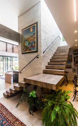 Apartamento à venda com 255m², 3 quartos e 2 vagas Apartamento à venda com 255m², 3 quartos e 2 vagasEscada