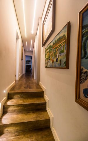 Apartamento à venda com 255m², 3 quartos e 2 vagas Apartamento à venda com 255m², 3 quartos e 2 vagasEscada