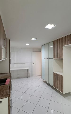 Apartamento à venda com 190m², 3 quartos e 2 vagas Apartamento à venda com 190m², 3 quartos e 2 vagasCozinha e Área de Serviço