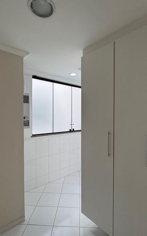 Apartamento à venda com 190m², 3 quartos e 2 vagas Apartamento à venda com 190m², 3 quartos e 2 vagasCozinha e Área de Serviço