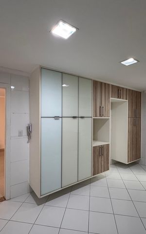 Apartamento à venda com 190m², 3 quartos e 2 vagas Apartamento à venda com 190m², 3 quartos e 2 vagasCozinha e Área de Serviço