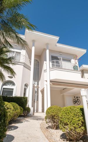 Casa à venda com 390m², 5 quartos e 4 vagasFachada