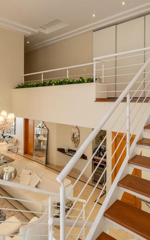 Casa à venda com 390m², 5 quartos e 4 vagasEscada