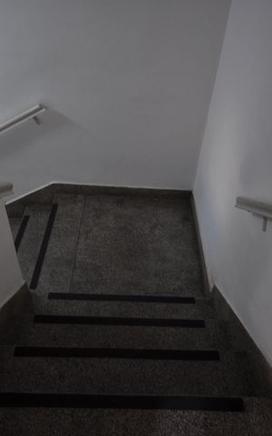 Apartamento à venda com 77m², 2 quartos e 1 vagaEscada de acesso