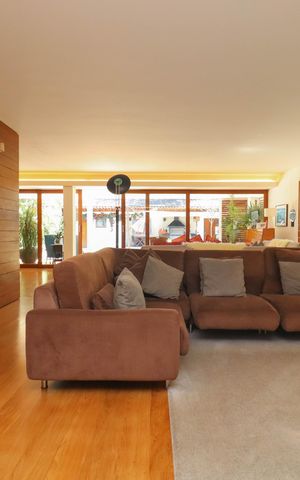 Casa à venda com 391m², 4 quartos e 4 vagas Casa à venda com 391m², 4 quartos e 4 vagasSala