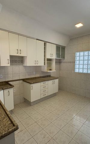 Casa para alugar com 120m², 4 quartos e 2 vagas Casa para alugar com 120m², 4 quartos e 2 vagasCozinha