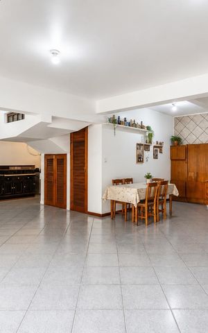 Casa à venda com 432m², 6 quartos e 5 vagas Casa à venda com 432m², 6 quartos e 5 vagasÁrea externa