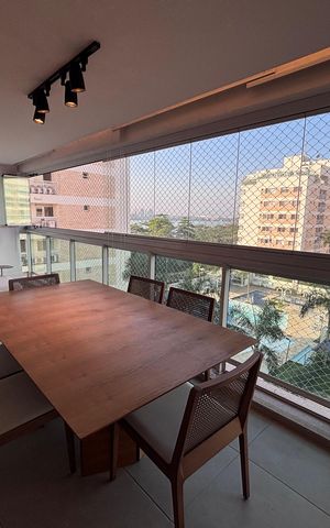 Apartamento à venda com 195m², 4 quartos e 3 vagasVaranda