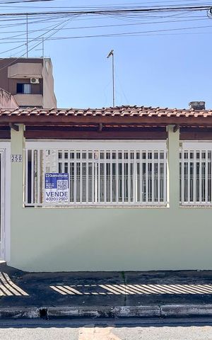 Casa à venda com 200m², 2 quartos e 5 vagasFachada + plaquinha