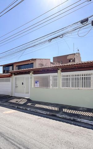 Casa à venda com 200m², 2 quartos e 5 vagasFachada + plaquinha