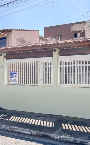 Casa à venda com 200m², 2 quartos e 5 vagasFachada + plaquinha