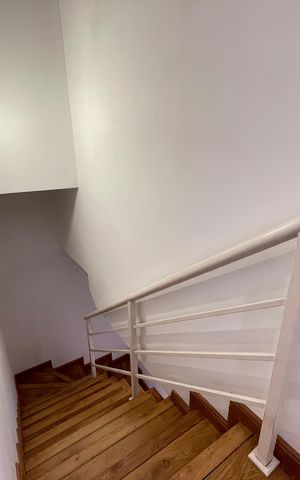 Casa de condomínio à venda com 107m², 2 quartos e 2 vagas Casa de condomínio à venda com 107m², 2 quartos e 2 vagasEscada