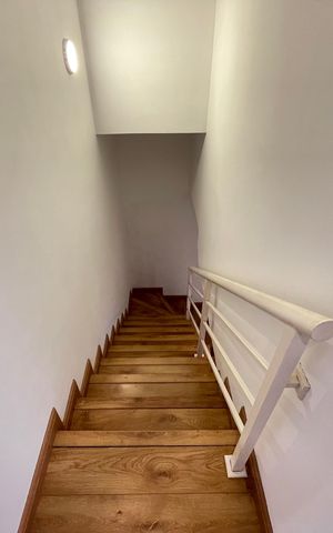 Casa de condomínio à venda com 107m², 2 quartos e 2 vagas Casa de condomínio à venda com 107m², 2 quartos e 2 vagasEscada