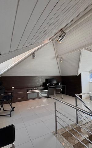 Casa de condomínio à venda com 600m², 3 quartos e 3 vagas Casa de condomínio à venda com 600m², 3 quartos e 3 vagasSótão
