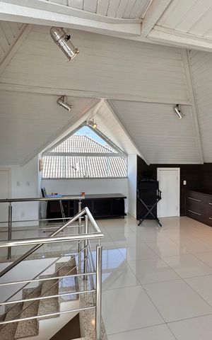 Casa de condomínio à venda com 600m², 3 quartos e 3 vagas Casa de condomínio à venda com 600m², 3 quartos e 3 vagasSótão