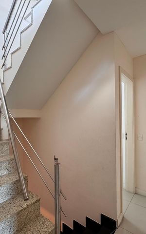 Casa de condomínio à venda com 600m², 3 quartos e 3 vagas Casa de condomínio à venda com 600m², 3 quartos e 3 vagasEscada