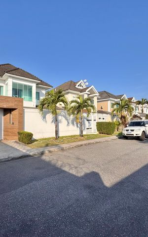 Casa de condomínio à venda com 600m², 3 quartos e 3 vagas Casa de condomínio à venda com 600m², 3 quartos e 3 vagasFachada