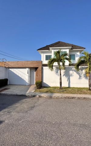 Casa de condomínio à venda com 600m², 3 quartos e 3 vagas Casa de condomínio à venda com 600m², 3 quartos e 3 vagasFachada