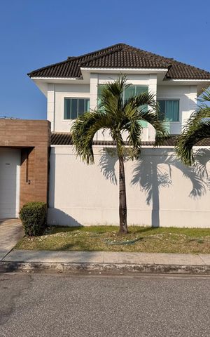 Casa de condomínio à venda com 600m², 3 quartos e 3 vagas Casa de condomínio à venda com 600m², 3 quartos e 3 vagasFachada