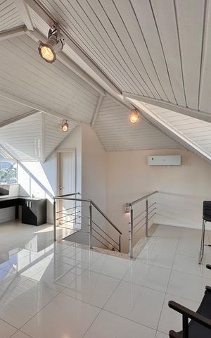 Casa de condomínio à venda com 600m², 3 quartos e 3 vagas Casa de condomínio à venda com 600m², 3 quartos e 3 vagasSótão