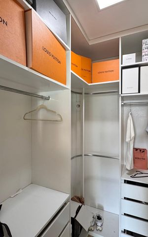 Casa de condomínio à venda com 600m², 3 quartos e 3 vagas Casa de condomínio à venda com 600m², 3 quartos e 3 vagasSuíte 1 - Closet