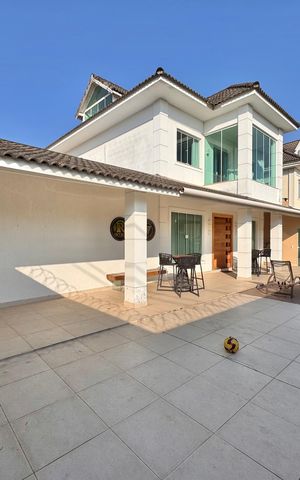 Casa de condomínio à venda com 600m², 3 quartos e 3 vagas Casa de condomínio à venda com 600m², 3 quartos e 3 vagasÁrea externa