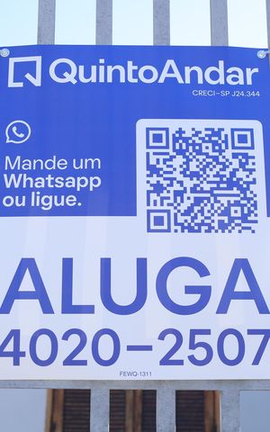 Casa para alugar com 60m², 2 quartos e 1 vagaPlaca GRANDE instalada no portão do imóvel, dia 17/08/2026 - Código da placa: FEWQ-1311