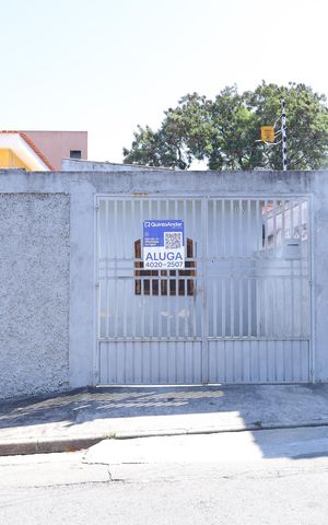 Casa para alugar com 60m², 2 quartos e 1 vagaFachada - Placa GRANDE instalada no portão do imóvel, dia 17/08/2026 - Código da placa: FEWQ-1311