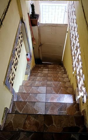 Casa à venda com 120m², 3 quartos e sem vaga Casa à venda com 120m², 3 quartos e sem vagaEscada