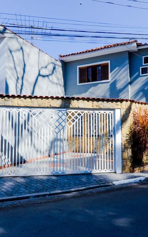 Casa à venda com 178m², 3 quartos e 2 vagasFachada
